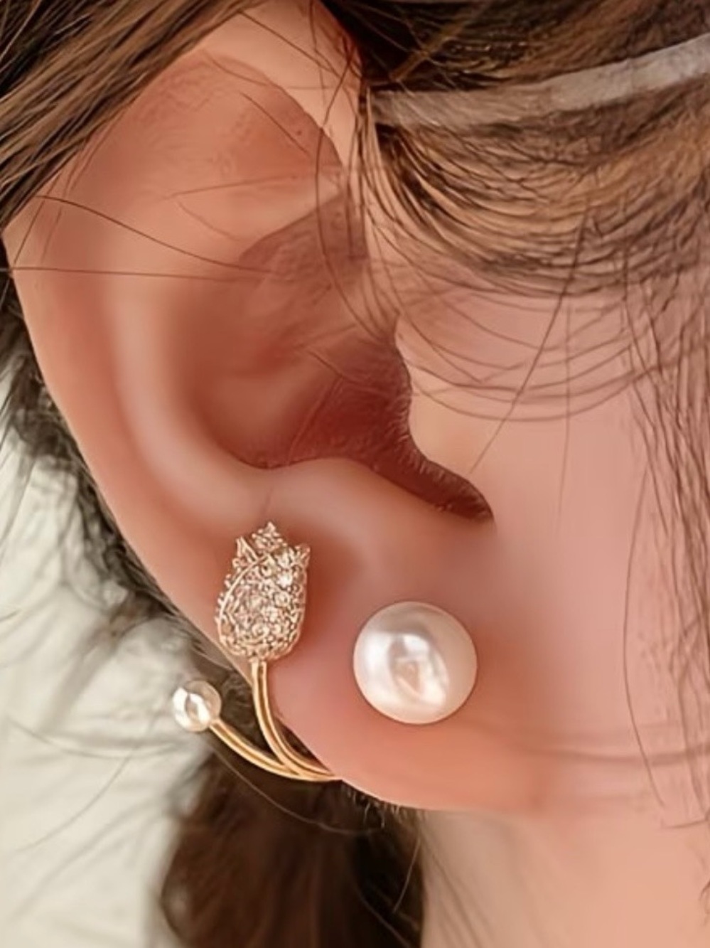 Fashion Jewelry Gold Pearl and Crystal stud earrings